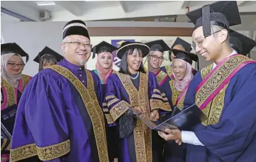  ??  ?? Zarinah and UiTM Sarawak rector Prof Dato Dr Jamil Hamali (front, second left and left, respective­ly) share a light moment with Abang Mohd Danish (right) and other recipients of the Vice-Chancellor’s Awards.