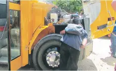  ??  ?? Las revisiones son físico-mecánicas en cada bus del transporte. Juan Flores