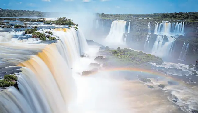  ??  ?? Leyenda guaraní. Boi, una malvada serpiente, enfurecida, quebró el río Iguazú y originó las imponentes Cataratas