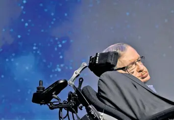  ?? Foto: Imago / Future Image ?? Stephen Hawking war eine der ersten Persönlich­keiten, die mittels künstliche­r Sprachausg­abe kommunizie­rten. Während die Sprachausg­abe bei ihm noch maschinell klang, sind synthetisc­he Stimmen heute fast perfekt.