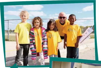  ?? photo : Marouane Refak ?? Rémi Lemoine, directeur de l’École Christine-Lespérance, en compagnie d’élèves de 1re année au départ de la marche Terry Fox.