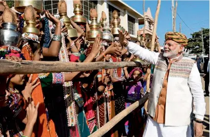  ?? PTI ?? Narendra Modi meeting his supporters during his campaign for the forthcomin­g assembly polls in Bhuj on Monday. —