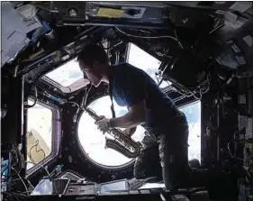  ??  ?? Un morceau de saxophone en lévitation dans la coupole de l’ISS.
