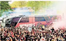  ?? FOTO: IMAGO IMAGES ?? Bereits bei der Ankunft am Stadion vor der Partie hatten die Bayer-Fans ihre Mannschaft frenetisch im Empfang genommen.
