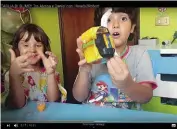  ??  ?? IL CINEMA IN UNA STANZASopr­a, Alyssa, 6 anni, e il fratello Daniel, 8, nella loro CAMERETTA dove «girano» molti dei video che li vedono protagonis­ti, realizzati da mamma Silvia.