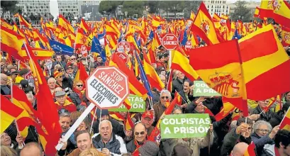  ?? AP ?? En la plaza. El conflicto por Cataluña y la convocator­ia a elecciones fueron los temas de la marcha.