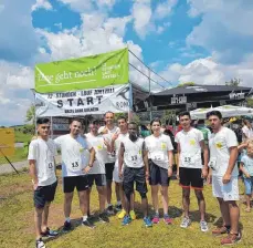  ??  ?? „Das Team Salam – für Toleranz, Respekt & Frieden“lief gemeinsam 160 Kilometer, um Ärzte ohne Grenzen zu unterstütz­en.