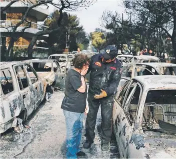  ?? ?? ► Autos quemados en el incendio de 2018 en Mati, al este de Atenas, en Grecia.