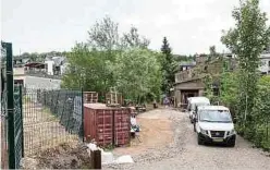  ?? Fotos: Guy Jallay ?? Die Arbeiten für die Errichtung des Benu Village sind unterdesse­n in vollem Gange. Die alte Scheune auf dem Grundstück (oben rechts) wird erhalten und instand gesetzt.