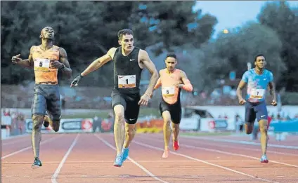  ?? FOTO: PEP MORATA ?? El atleta español corrió por la calle 5 y dominó la prueba del 200 de principio a fin, cruzando la meta en primera posición