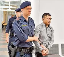  ??  ?? Abdul S. ( 22) ist vor Gericht in Linz nicht geständig: „ Auch in Afghanista­n darf man keine Frauen vergewalti­gen.“Jetzt soll er acht Jahre ins Gefängnis.