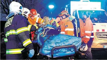  ?? U Prahy stála život tři lidi. Ze 45 zraněných utrpělo vážnou újmu šest cestujícíc­h. FOTO HZS ?? Nehoda autobusu u Horoměřic