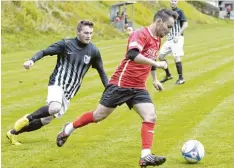  ?? Foto: Ernst Mayer ?? Zwischenze­itlich hatte die SpVgg Wiesenbach (links Fabian Dopfer) einen guten Lauf. Jetzt aber spricht einiges dafür, dass sie dem Team von Türk Spor Ichenhause­n (am Ball Engin Bozkurt) unfreiwill­ig in die Kreisklass­e folgt.