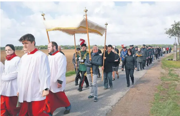  ?? FOTO: ARCHIV KAISER ?? Beim Patronatsf­est von St. Godehard in Vorst wird der Heilige mit einer Prozession geehrt.