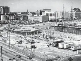  ?? BALTIMORE SUN FILE ?? The Rouse Co.’s commercial venture at the Inner Harbor, Harborplac­e, as it took shape in 1979.