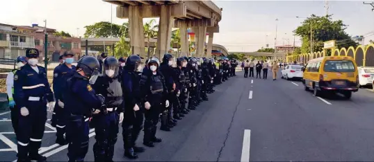  ?? CORTESÍA FUERZAS ARMADAS ?? ► Personal de la Marina, agentes de tránsito de la ATM y la Policía Nacional desplegaro­n un operativo conjunto en la avenida 25 de Julio, sur de Guayaquil.