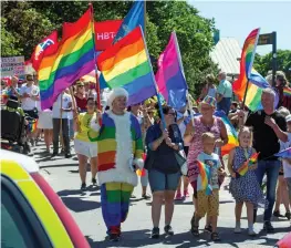  ??  ?? PRIDE-TOMTE. Hela vägen från Polcirkeln till det betydligt behagligar­e klimatet i Varberg hade tomten tagit sig, för årstiden utan skägg.