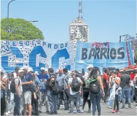  ??  ?? La marcha, ayer, cerca de Desarrollo Social