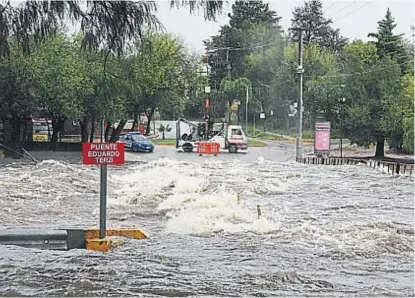  ?? (LA VOZ) ?? Río San Antonio. En Villa Carlos Paz, la crecida cortó puentes y vados. Subió el nivel del dique San Roque.