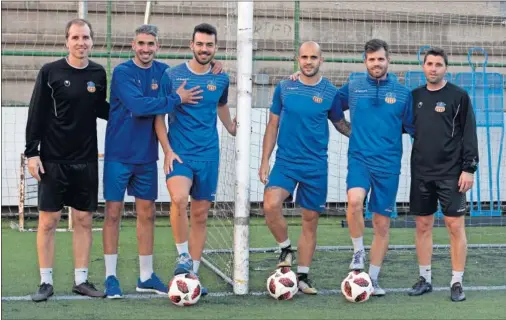  ??  ?? PASADO Y PRESENTE. Azparren, Josu, Alonso, Alcover, Carroza y Jiménez posan para As en una de las porterías del Narcís Sala.