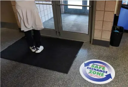  ?? JIM MICHAUD / BOSTON HERALD ?? NO SHENANIGAN­S: The Safe Exchange Zone sign on the lobby floor of the South Boston Police station indicates exchanges there are not only done with police nearby, but are also recorded on video to protect buyers and sellers.