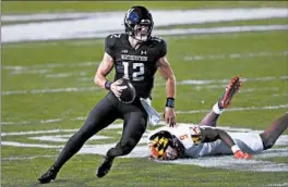  ?? JOHN J. KIM/CHICAGO TRIBUNE ?? Northweste­rn quarterbac­k Peyton Ramsey scrambles in the first quarter Saturday against Maryland at Ryan Field.