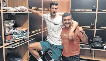  ?? CORTESÍA ULISES BADIO/LA NACIÓN. ?? Tras su coronación en el Abierto de Australia, Novak Djokovic se tomó esta fotografía con Ulises Badio, el argentino que es su fisioterap­euta personal.