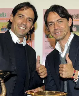  ??  ?? Legati Simone Inzaghi, a sinistra, 42 anni, e il fratello Pippo, 45