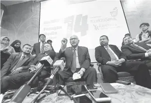  ?? — Gambar Bernama ?? SIDANG MEDIA: Mohd Hashim Abdullah pada sidang media selepas melancarka­n kempen #jomkitasem­ak dan #jomkitaund­i SPR di Universiti Malaysia Perlis semalam.