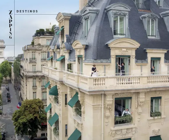  ??  ?? Arriba, la bella arquitectu­ra del Hotel Peninsula Paris. En la página opuesta, desde arriba, la fachada y uno de los salones del Hôtel Régina.