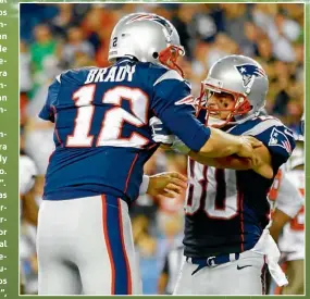  ??  ?? Brady y Amendola festejan una anotación en un encuentro del año pasado.