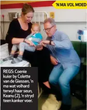  ??  ?? REGS: Coenie kuier by Colette van de Giessen, ’n ma wat volhard terwyl haar seun, Keanu (2), ’n stryd teen kanker voer.