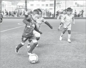  ?? BST ?? Alan Bermeo (D), de la Academia Deportivo Cuenca, fue el autor de un doblete para salvar un punto contra Independie­nte de Azogues en la categoría Sub 6.