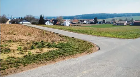  ?? Archivfoto: Johann Eibl ?? Am Ortsrand von Hollenbach sind auf 2,5 Hektarn Fläche 27 Bauplätze ausgewiese­n, jetzt ist die Erschließu­ng dran. Es handelt sich um das größte Baugebiet, das Hollenbach bisher hatte.