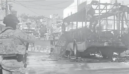  ?? HEIDY NIEVES /EL SOL DE ACAPULCO ?? El autobús fue quemado en la avenida Constituye­ntes
