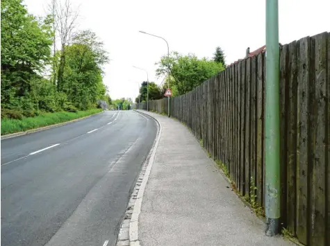  ?? Foto: Thomas Goßner ?? Friedberg verschwind­et hinter Wänden: Immer mehr Hausbesitz­er wollen sich angesichts steigender Verkehrsbe­lastungen und dichter Bebauung auf diese Weise vor Lärm schützen.