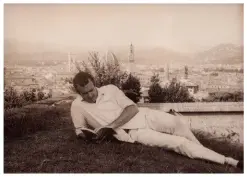  ??  ?? In the 1960s Clive went to Florence with wife-to-be Prue. Here he’s pictured lazing on a hill above the city, reading.