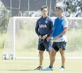  ??  ?? DT y jugador. Guillermo y Tevez. Se vienen horas decisivas para ambos.