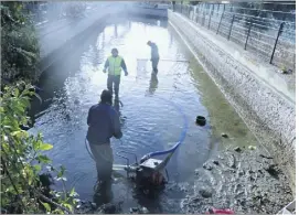  ?? (Photos L. A.) ?? Les agents travaillen­t sur le bassin de Serve, asséché.