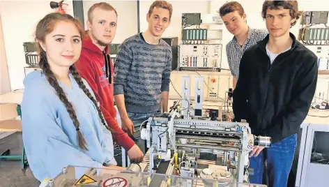  ?? RP-FOTO:CHRISTOPH SCHMIDT ?? Sie peilen jetzt ihr Technik-Abitur an: Von links Büsra Özer, Jannik Mennig, Lucas Runkel, Timo Adam und Jörn Nöller.