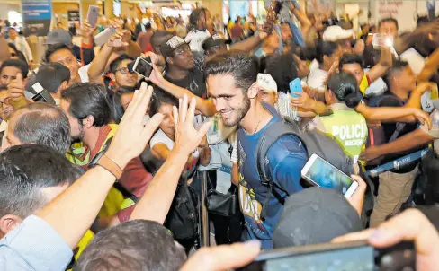  ??  ?? • Leonardo Campana es felicitado por los aficionado­s que fueron ayer al aeropuerto Mariscal Sucre.