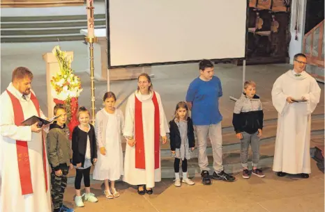  ?? FOTOS: CÄCILIA KRÖNERT ?? Beim Gottesdien­st am Pfingstson­ntag präsentier­en die evangelisc­he und die katholisch­e Kirche ihre gemeinsame Homepage.