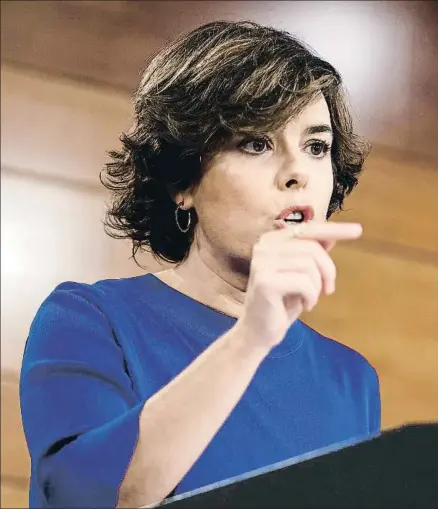  ?? DANI DUCH ?? La vicepresid­enta Sáenz de Santamaría comunicó las decisiones del Gobierno contra la ley del Referéndum