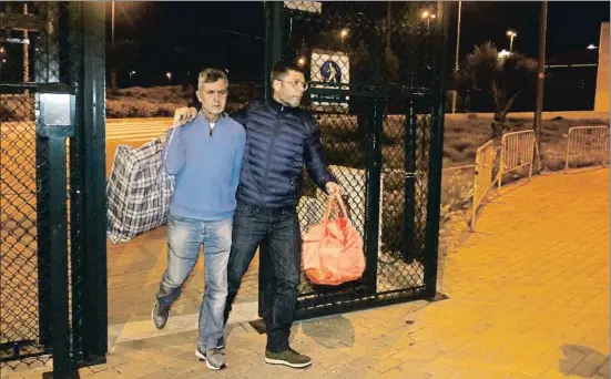  ?? XAVIER PI / ACN ?? Salida de prisión. Jordi Magentí abandonó la prisión Puig de les Basses a las ocho de la noche;le esperaba su hermano Arcadi