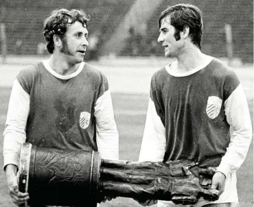  ?? FOTO: PETER POSER ?? Das Ding ließ sich nur zu zweit schleppen: Peter Rock und Peter Ducke (rechts) halten den FDGB-POKAL in den Händen, den die mit Jena am 14. Mai 1972 in Leipzig gegen Dynamo Dresden gewonnen hatten.