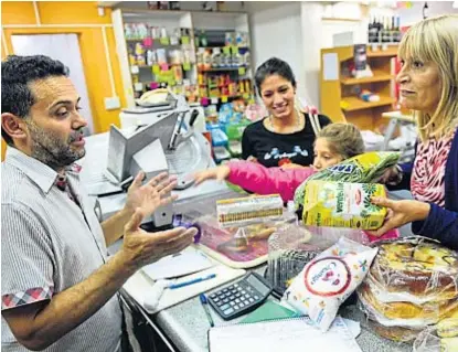  ?? (JAVIER FERREYRA) ?? En la despensa. Víctor, almacenero de avenida Juan B. Justo, les explica a sus clientes las subas.