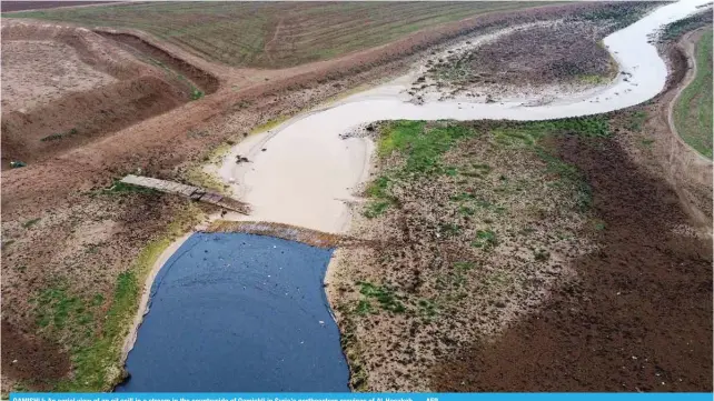  ?? ?? QAMISHLI: An aerial view of an oil spill in a stream in the countrysid­e of Qamishli in Syria’s northeaste­rn province of Al-Hasakeh.