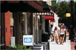  ?? STAFF FILE PHOTO ?? Pedestrian­s walk along the sidewalk in downtown Winchester, Tenn.