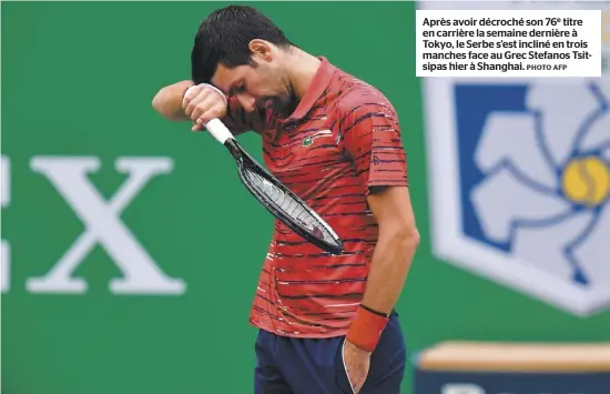  ?? PHOTO AFP ?? Après avoir décroché son 76e titre en carrière la semaine dernière à Tokyo, le Serbe s’est incliné en trois manches face au Grec Stefanos Tsitsipas hier à Shanghai.