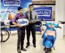  ??  ?? ‘Ride with Richlife’ lucky winner Lahiru with Richlife COO